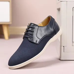 Dettaglio ravvicinato di scarpe casual da uomo in pelle scamosciata e liscia blu navy