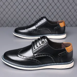 Seitenansicht schwarzer Brogue-Lederschuhe mit dicker weißer Sohle und braunem Absatz
