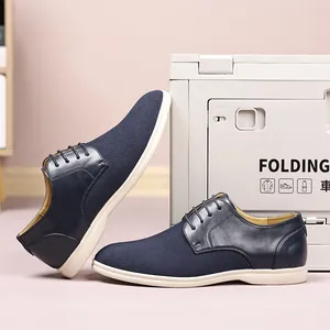 Vista dettagliata laterale di scarpe da uomo in camoscio blu navy e pelle elegante