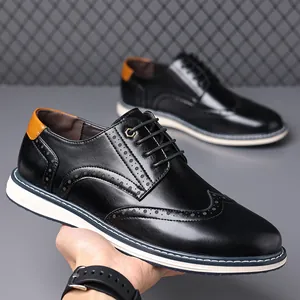 Detailansicht der schwarzen Leder Brogue-Schuhe für Herren mit Flügelspitzenschnitzerei