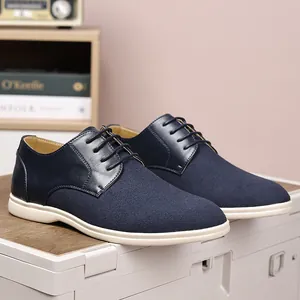 Dettaglio ravvicinato di scarpe casual da uomo in pelle scamosciata blu navy e finta pelle