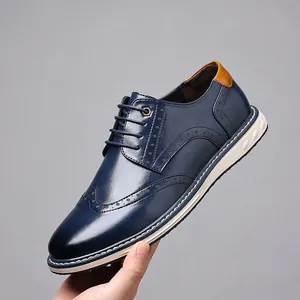 Detailansicht von dunkelblauen Brogue-Schuhen aus Leder mit dicken weißen Sohlen.