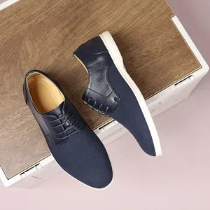 Vista dall'alto di scarpe casual da uomo blu navy con trama in pelle scamosciata