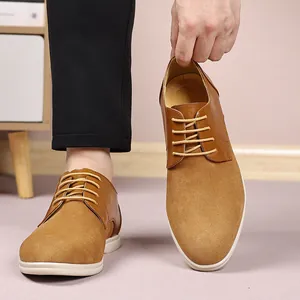 Dettaglio delle scarpe casual da uomo in pelle scamosciata marrone e finitura pelle
