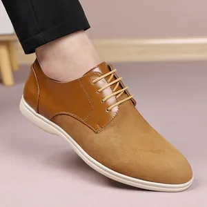 Vista laterale ravvicinata di scarpe casual da uomo marroni in pelle e camoscio patchwork