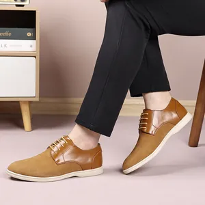 Primo piano di scarpe stringate da uomo marroni in camoscio e pelle business casual.