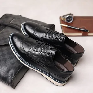 Dettaglio delle scarpe Brogue nere da uomo con eleganti accessori da ufficio