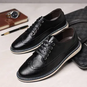 Vista dettagliata di scarpe brogue da uomo in pelle nera con decorazioni classiche