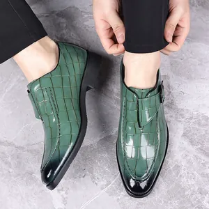 Detailopname van groene monk strap schoenen van krokodillenleer met vierkante neus en gesp