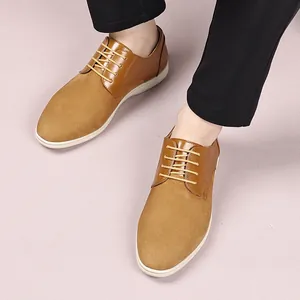 Primo piano di scarpe casual da uomo in pelle scamosciata marrone con dettagli in pelle