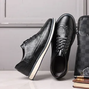 Dettaglio scarpe Brogue da uomo in pelle nera con intagli a punta d'ala e suola bianca