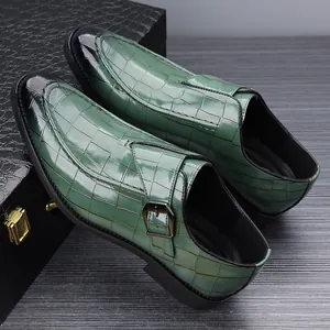 Detailweergave van elegante groene monk strap schoenen heren met krokodillenprint