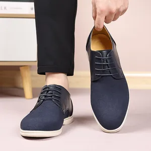 Dettaglio di scarpe casual da uomo in pelle scamosciata blu navy, trama e qualità