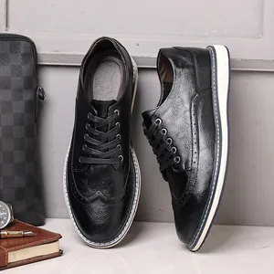 Primo piano di scarpe Brogue in pelle nera con eleganti trafori decorativi