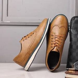 Dettaglio delle scarpe Brogue da uomo in pelle marrone con trafori a coda di rondine