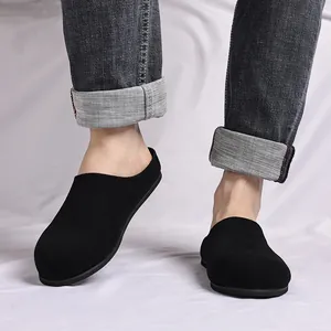 Gedetailleerd close-up beeld van zwarte retro herenmuiltjes gedragen met een jeans