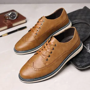 Vista dettagliata di scarpe Brogue da uomo in pelle marrone con punta ad ala e lacci