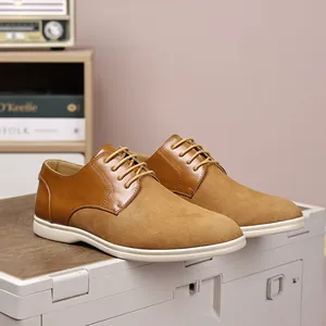 Scarpe casual da uomo in pelle scamosciata stile britannico nei colori marrone e beige.