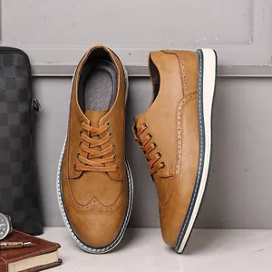 Dettaglio ravvicinato di scarpe brogue da uomo in pelle marrone con motivi traforati
