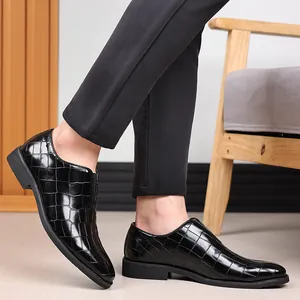 Detalle de zapatos de vestir negros para hombre con patrón de cocodrilo elegante