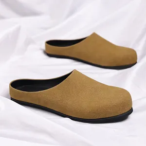 Retro heren muilen in kameelkleurig suède-look met comfortabele platte zwarte zolen