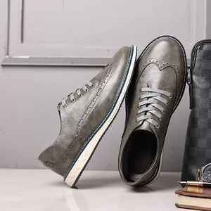 Dettaglio di scarpe Brogue grigie da uomo casual per un look professionale
