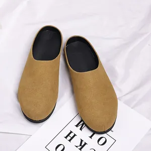 Vintage heren instapslippers in mosterdgeel suède met een minimalistisch design voor de lente