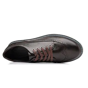 Dettaglio vista superiore di scarpe Brogue in pelle marrone scuro da uomo eleganti