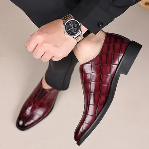 Primer plano detallado de zapatos de hombre en cuero burdeos con patrón de cocodrilo chic