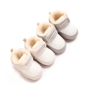 Nahaufnahme von Plüschfutter und Klettverschluss bei warmen Baby-Winterstiefeln