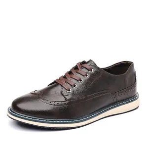 Vista laterale di scarpe brogue casual da uomo in pelle marrone su sfondo bianco