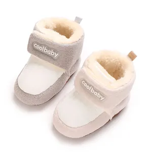 Detailansicht des kuscheligen Plüschfutters und des Klettverschlusses für Babystiefel