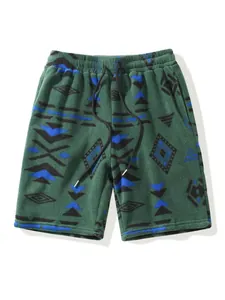 Detailansicht der Herren-Fleece-Shorts mit blauem geometrischem Muster und Kordelzug