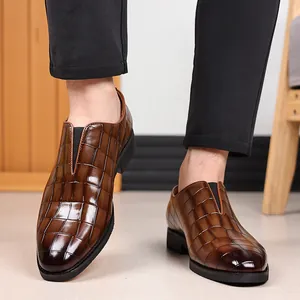 Primer plano detallado de zapatos de vestir para hombre en cuero marrón con relieve.