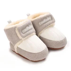 Bequeme, fleecegefütterte Winter-Babystiefel mit Klettverschluss und coolbaby-Logo-Detail.