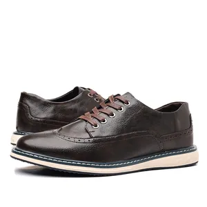 Profilo laterale di scarpe Brogue marroni da uomo con suola bianca e fori traspiranti