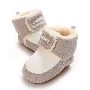 Nahaufnahme von weichem Fleecefutter und grauem Wildleder auf warmen Winter-Babystiefeln