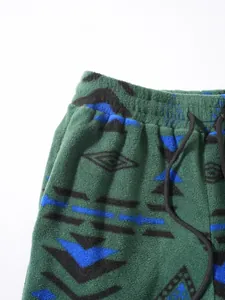 Detail von grünen Fleece-Shorts für Herren mit geometrischem Muster und Kordelzug.