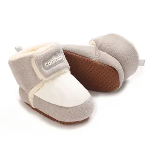 Detailansicht grauer Plüsch-Babystiefel mit weichen, rutschfesten Sohlen und Pelzfutter