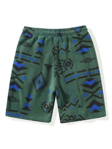 Detailansicht der grünen Herren-Fleece-Shorts mit schwarzem und blauem Azteken-Muster-Design