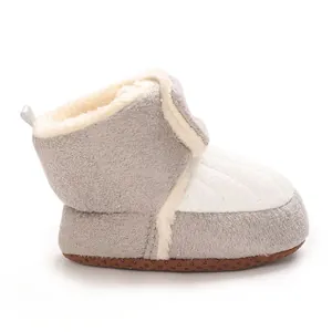 Detail eines weichen grauen Baby-Winterstiefels mit warmem Kunstfellfutter