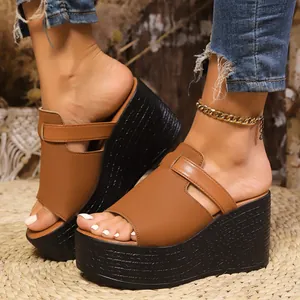 Vue détaillée de mules compensées marron avec semelles compensées noires aux pieds