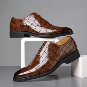 Detailansicht brauner Herren-Business-Lederschuhe mit hochwertigem Gitterprägemuster