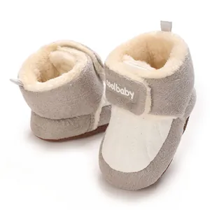 Nahaufnahme warmer, fleecegefütterter Baby-Winterstiefel mit weichem Futter und Klettverschluss