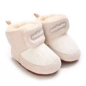 Detailansicht gemütlicher, fleecegefütterter Baby-Winterstiefel mit rutschfesten Sohlen