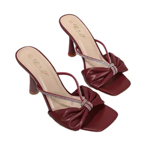 Eleganti sandali bordeaux con tacco alto, fiocco raffinato e cinturini in strass