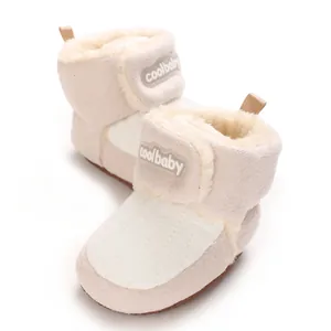 Detailansicht der warmen, mit Vlies gefütterten Baby-Winterstiefel mit Klettverschluss