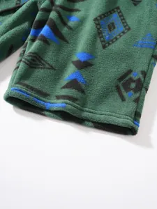 Nahaufnahme der grünen Fleece-Shorts für Herren mit blauem geometrischem Muster