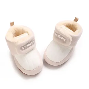 Nahaufnahme warmer, cremefarbener fleecegefütterter Winter-Babystiefel für Jungen