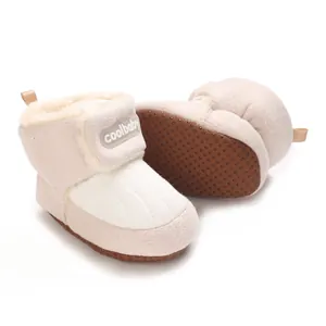 Detail der rutschfesten Sohle und des warmen Fleecefutter von Baby-Winterstiefeln